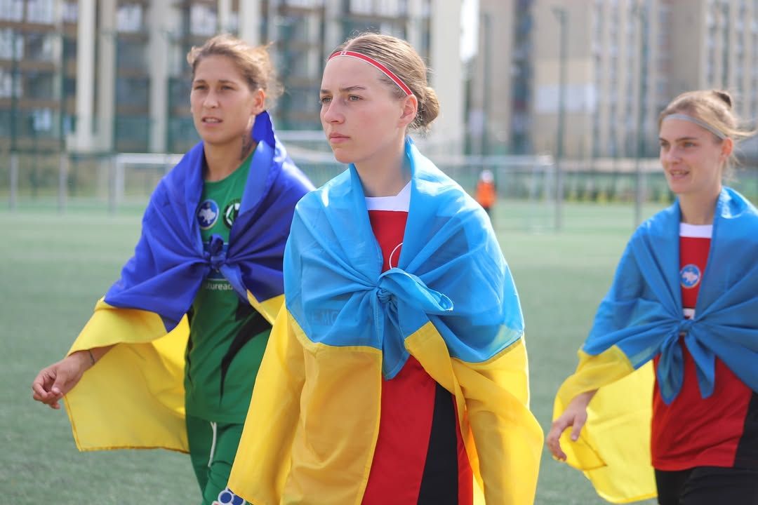Гравчині ЕМС-Поділля з прапорами України після матчу